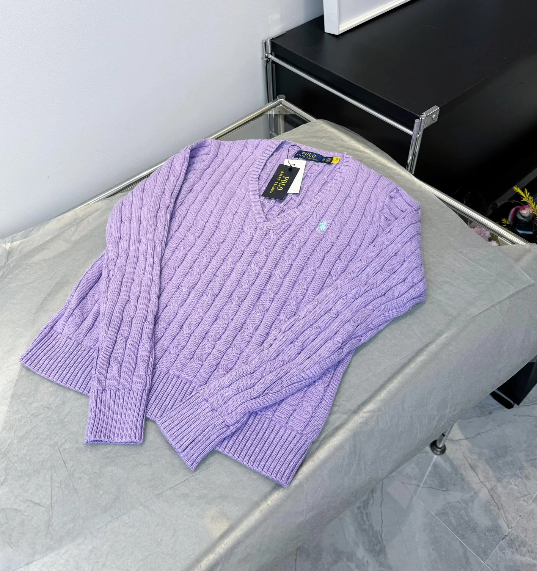 🅿️220 Style No.: L04 (Purple) Ralph Lauren RL classic war horse logo embroidered cable pattern twist button V-neck knitted sweater on the chest, same style for men and women, 9 colors Color: beige, navy, black, chick yellow, sky blue, khaki, red, gray, purple Size: XSSML M Shoulder Width 36 Clothes Length 58 Bust 44 L Shoulder Width 37 Clothes Length 60 Bust 46 Soft and glutinous🧶🫶The style is a very classic cable sweater American retro college style Perfect hand comfort. It is a must-have item for spring, autumn and winter wardrobes. It looks great when worn alone or layered as an inner wear. High-density LOGO embroidery on the chest, and original customization of tag accessories. Made of pure cotton yarn 🧶 blended with wool, pure cotton is skin-friendly and comfortable, small label war horse embroidered twist turtleneck sweater 🐎 high quality. Follow the blogger to learn how to wear it! Let’s get a Ralph Lauren cable sweater. It’s a super hard-to-find series after it became popular. It’s hard to find one on the official website. It’s simple and practical to wear, with a lazy and loose feel. The thickened fabric has a more texture, soft and delicate feel, and a loose fit. Whether worn alone or layered, you can wear different styles of fashion with just one piece. ⚠️Contains wool products🦙 Pay attention to the washing method to avoid shrinkage